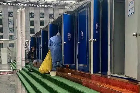 方舱医院疫情防控中的环境保洁保障与志愿者奉献(图2)