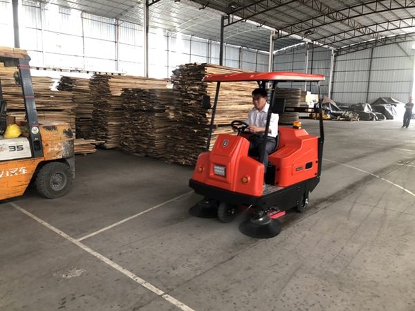 为何扫地车更适合工厂车间使用？(图1)