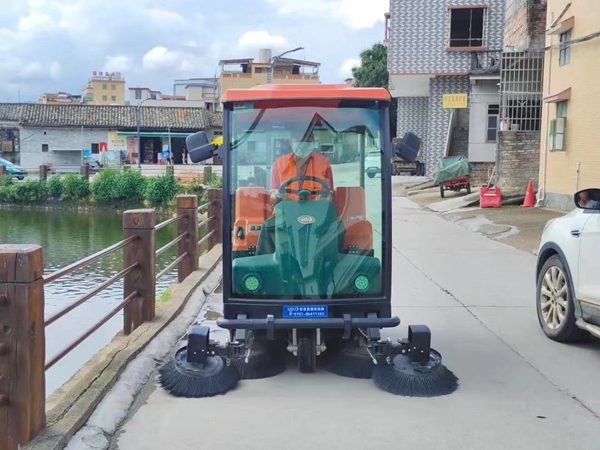 保洁好帮手——电动扫地车 一扫而净(图1)