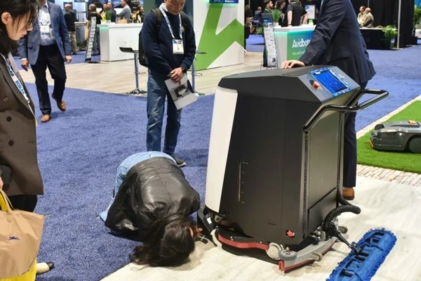 深兰科技携环卫机器人亮相ISSA北美清洁展，AI割草机器人受热捧(图7)