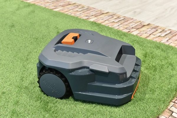 深兰科技携环卫机器人亮相ISSA北美清洁展，AI割草机器人受热捧(图4)