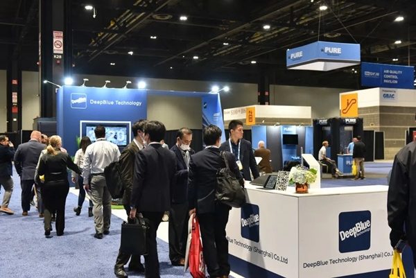 深兰科技携环卫机器人亮相ISSA北美清洁展，AI割草机器人受热捧(图1)