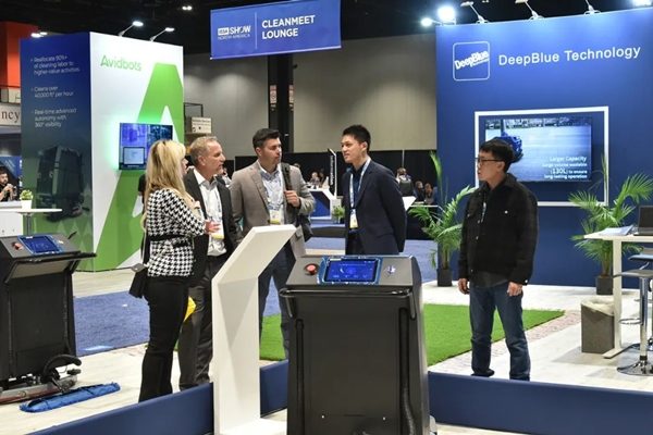 深兰科技携环卫机器人亮相ISSA北美清洁展，AI割草机器人受热捧(图2)