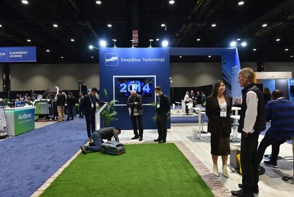 深兰科技携环卫机器人亮相ISSA北美清洁展，AI割草机器人受热捧(图5)