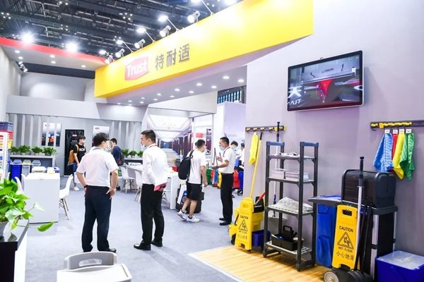 公共场所保洁推车选择指南:提升清洁效率的专业工具推荐(图1) 公共场所保洁推车选择指南:提升清洁效率的专业工具推荐(图1)