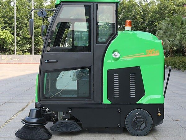 全封闭式扫地机DQS19C高强度设计,铝合金驾驶舱轻量化电动清洁设备(图7) 全封闭式扫地机DQS19C高强度设计,铝合金驾驶舱轻量化电动清洁设备(图7)