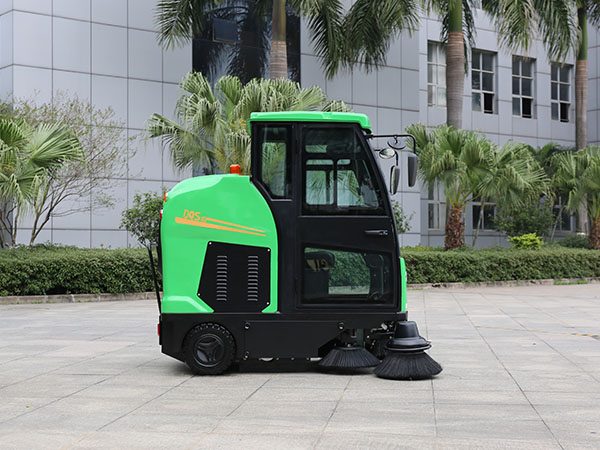 全封闭式扫地机DQS19C高强度设计,铝合金驾驶舱轻量化电动清洁设备(图3) 全封闭式扫地机DQS19C高强度设计,铝合金驾驶舱轻量化电动清洁设备(图3)