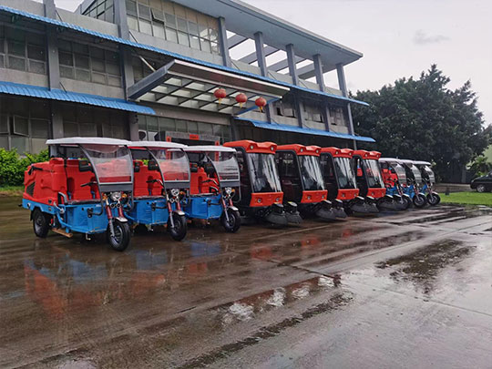 驾驶式电动扫地车提升城市清洁效率，绿色环卫新时代来临(图1)